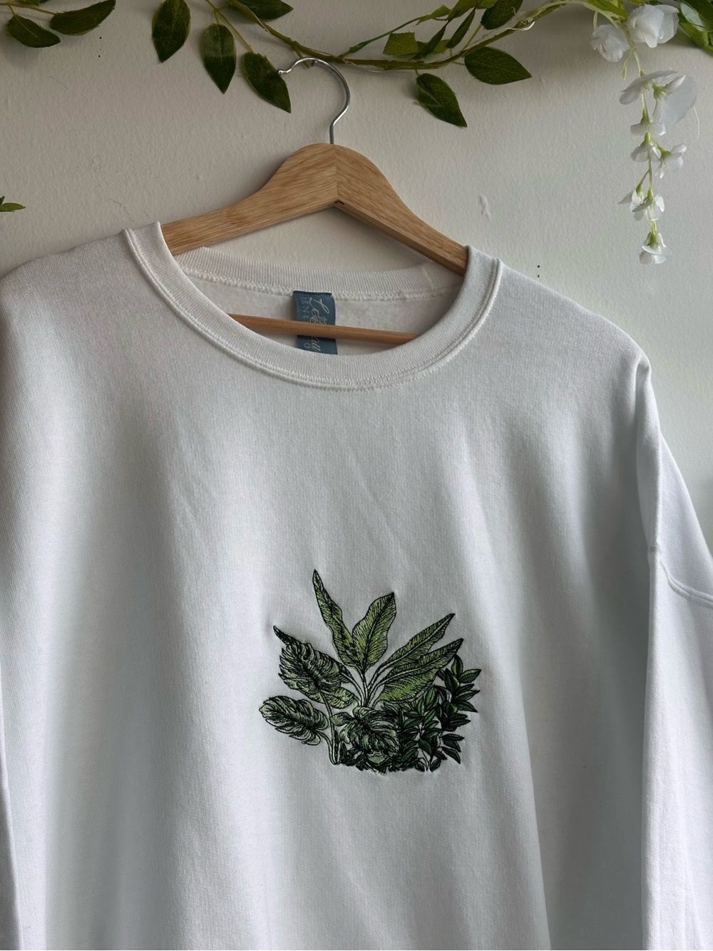 NWT White Crewneck Sweater with Green Frog Botanical Embroidery